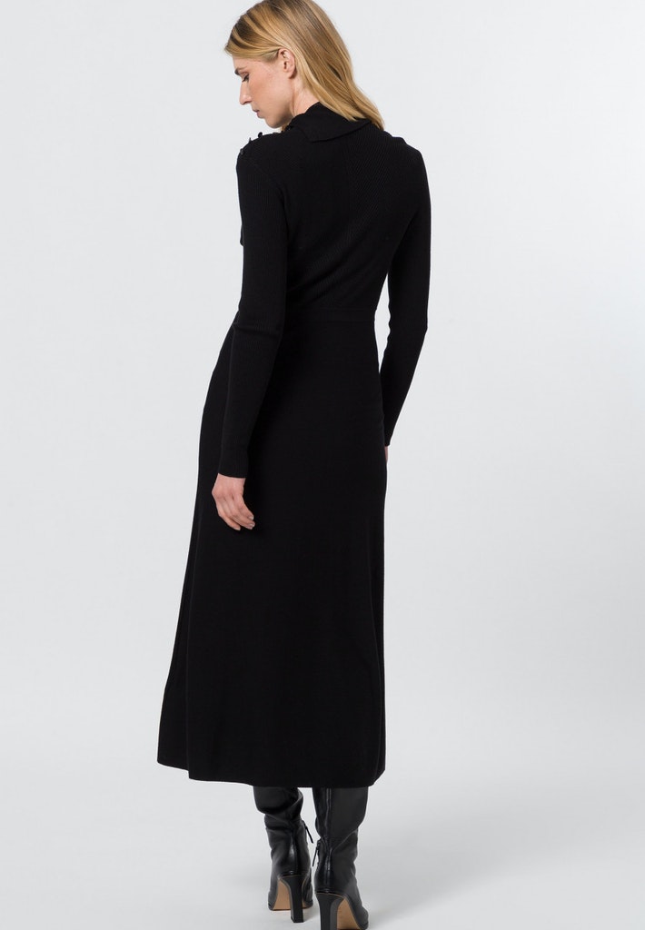 Strickkleid mit Knopfleiste Strickkleid mit Knopfleiste