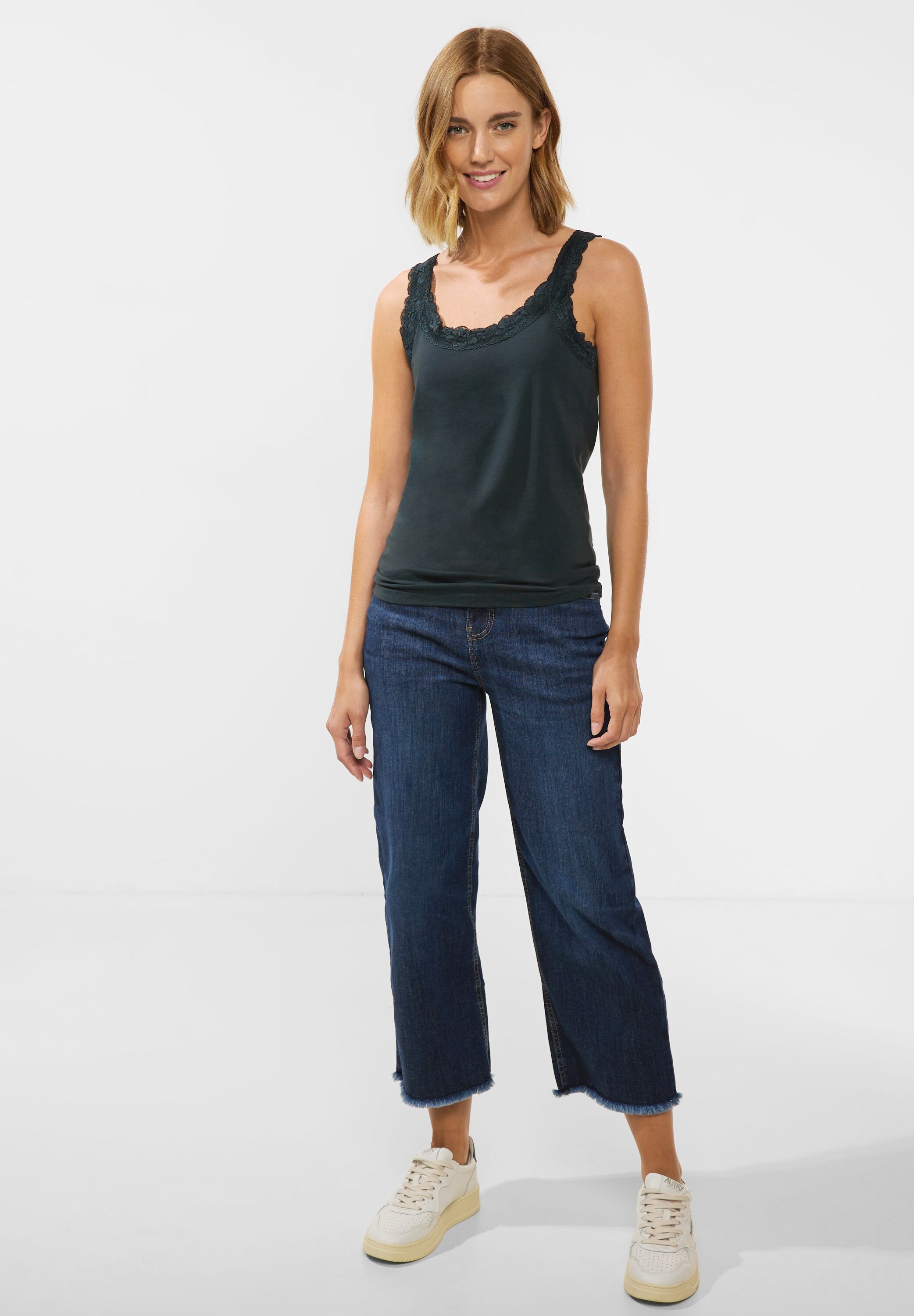 Basic Top mit Spitze
