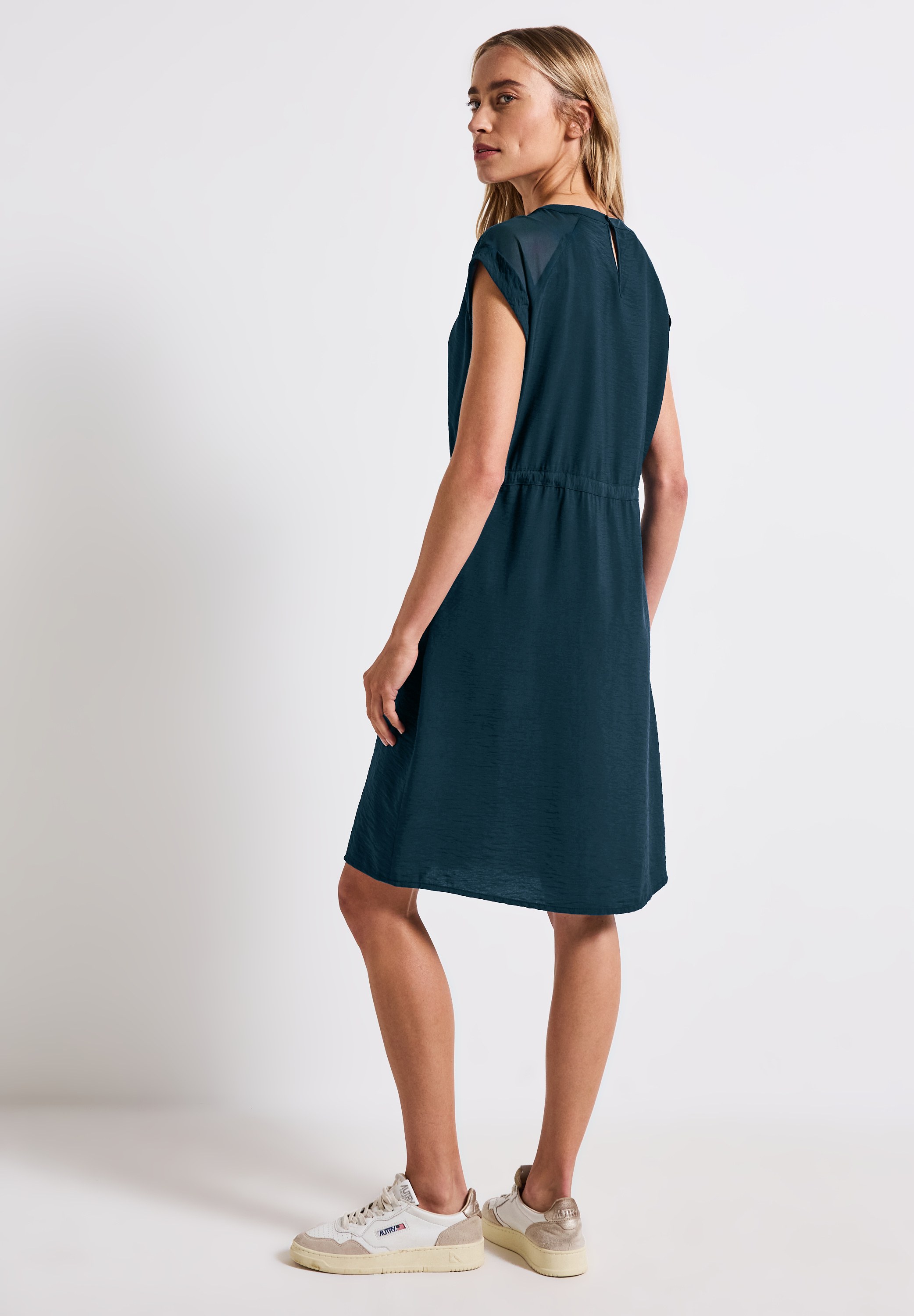 Kleid mit Mesh-Details