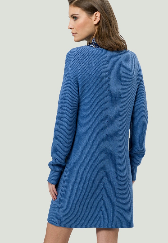 Strickkleid mit V-Ausschnitt