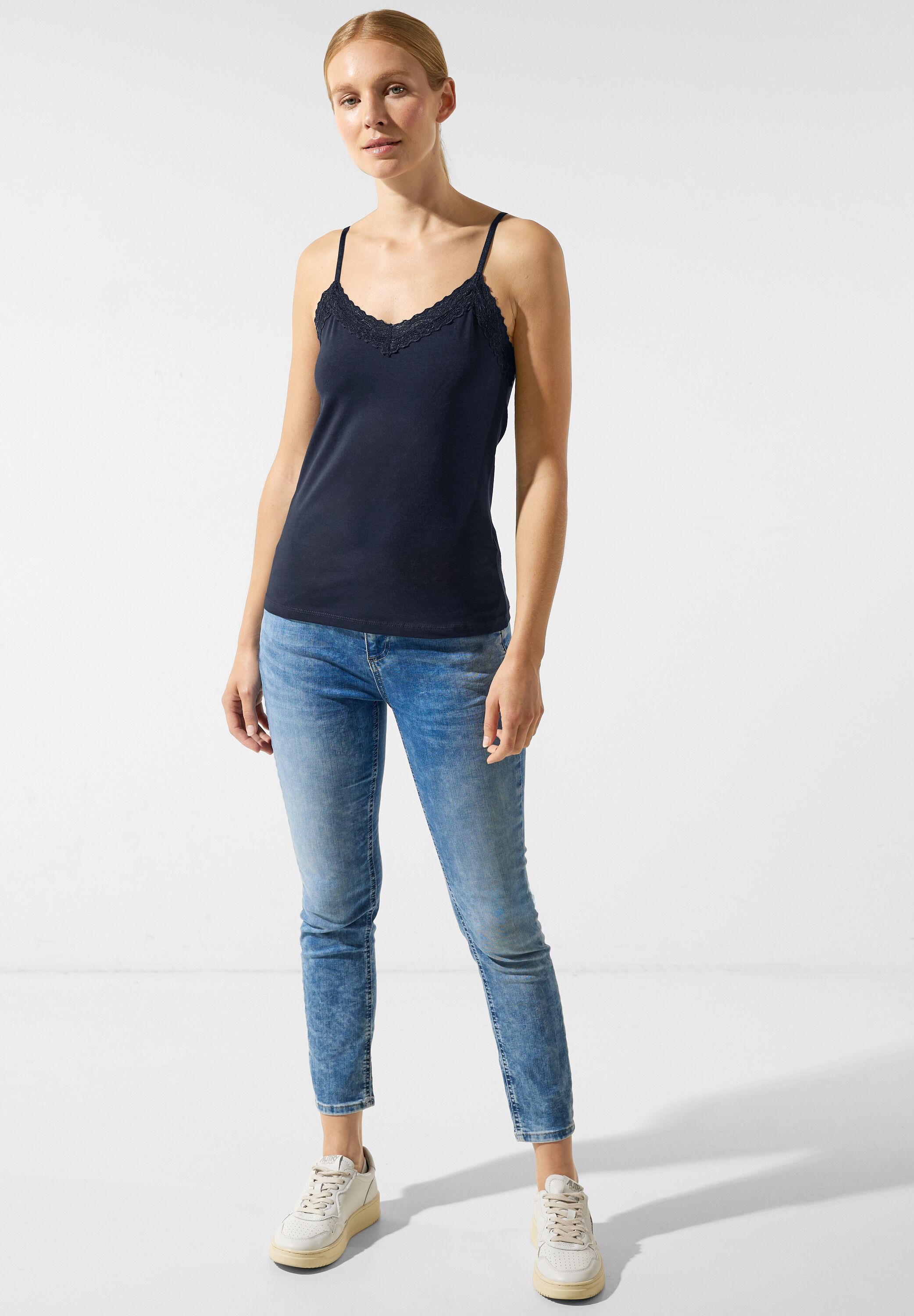 Top mit Spitzendetail