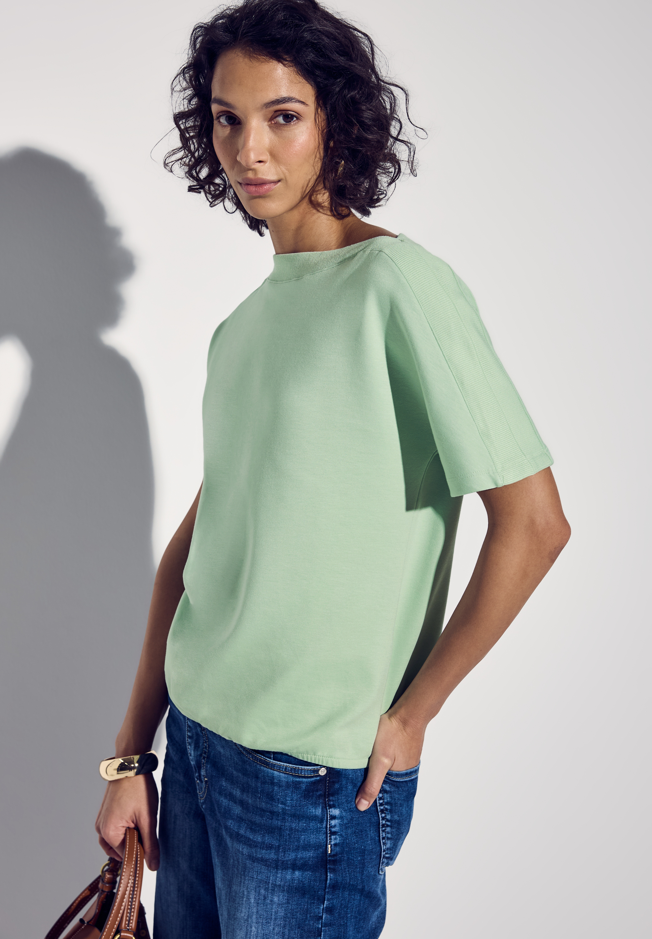 Shirt mit U-Boot-Ausschnitt