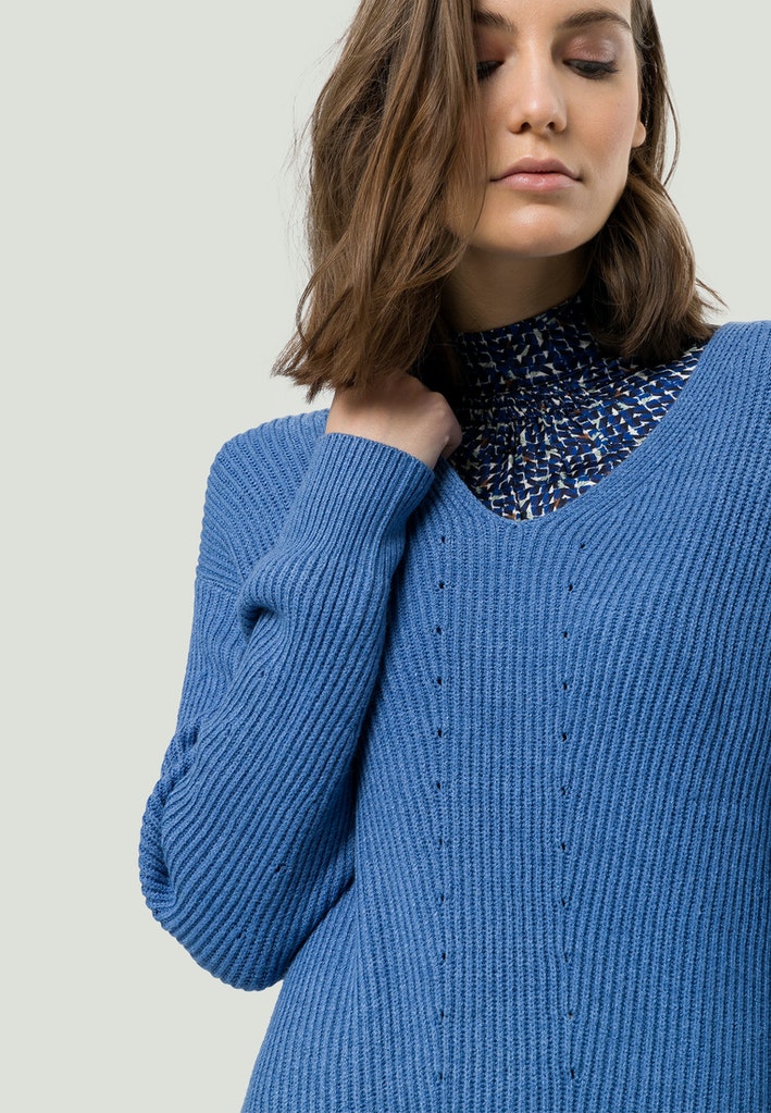 Strickkleid mit V-Ausschnitt