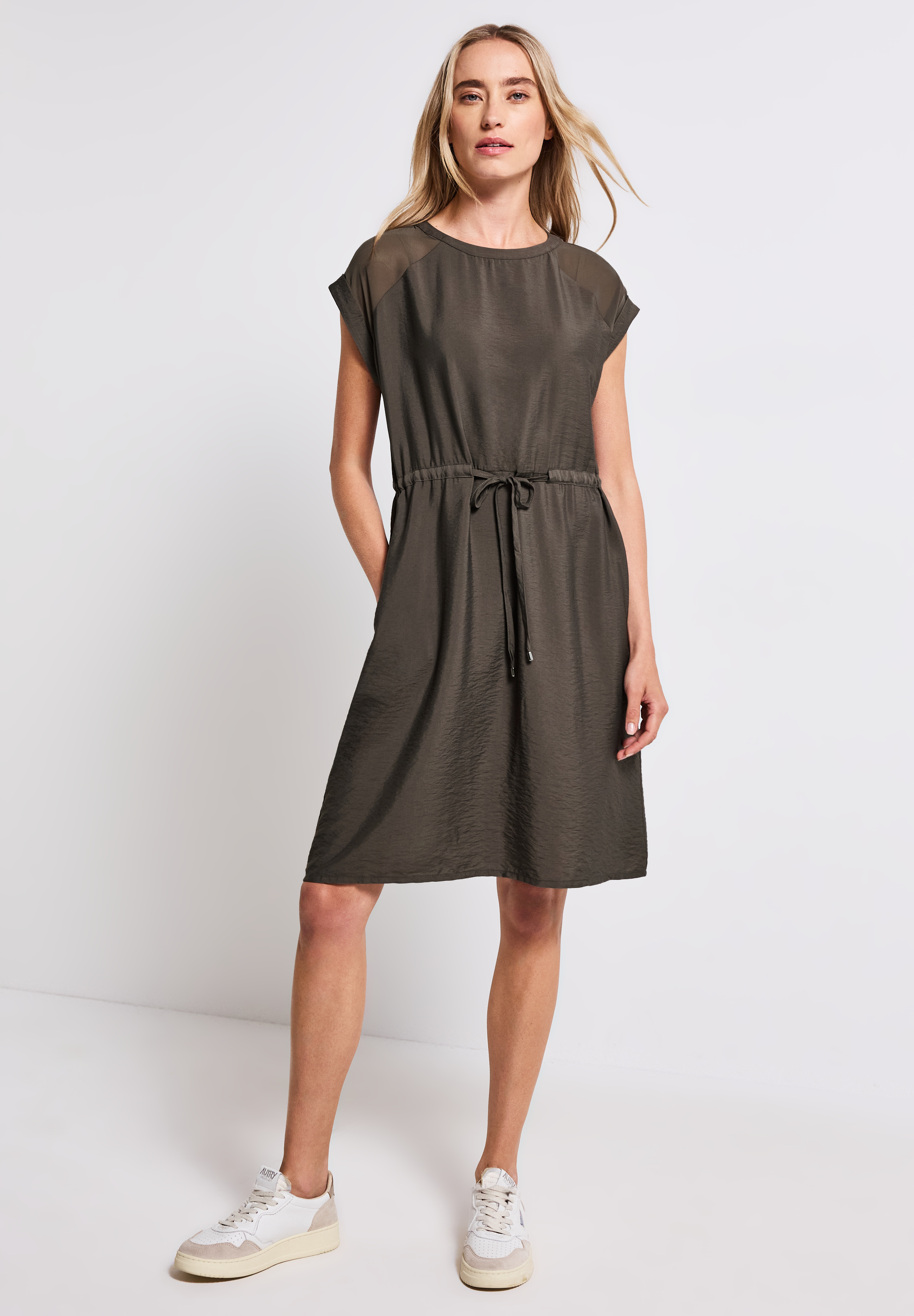 Kleid mit Mesh-Details