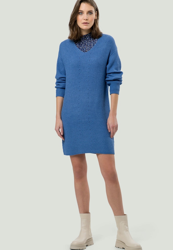 Strickkleid mit V-Ausschnitt
