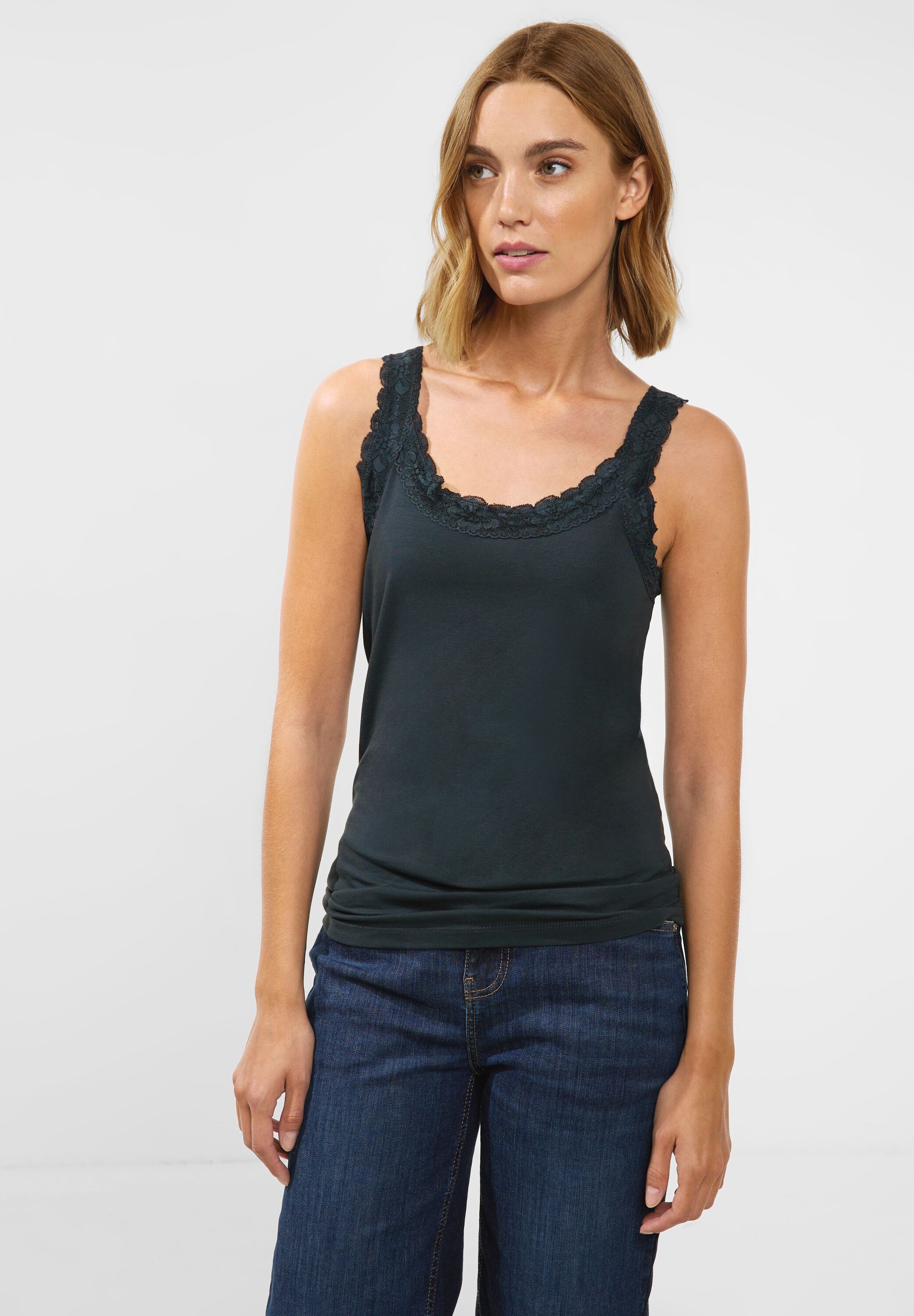 Basic Top mit Spitze