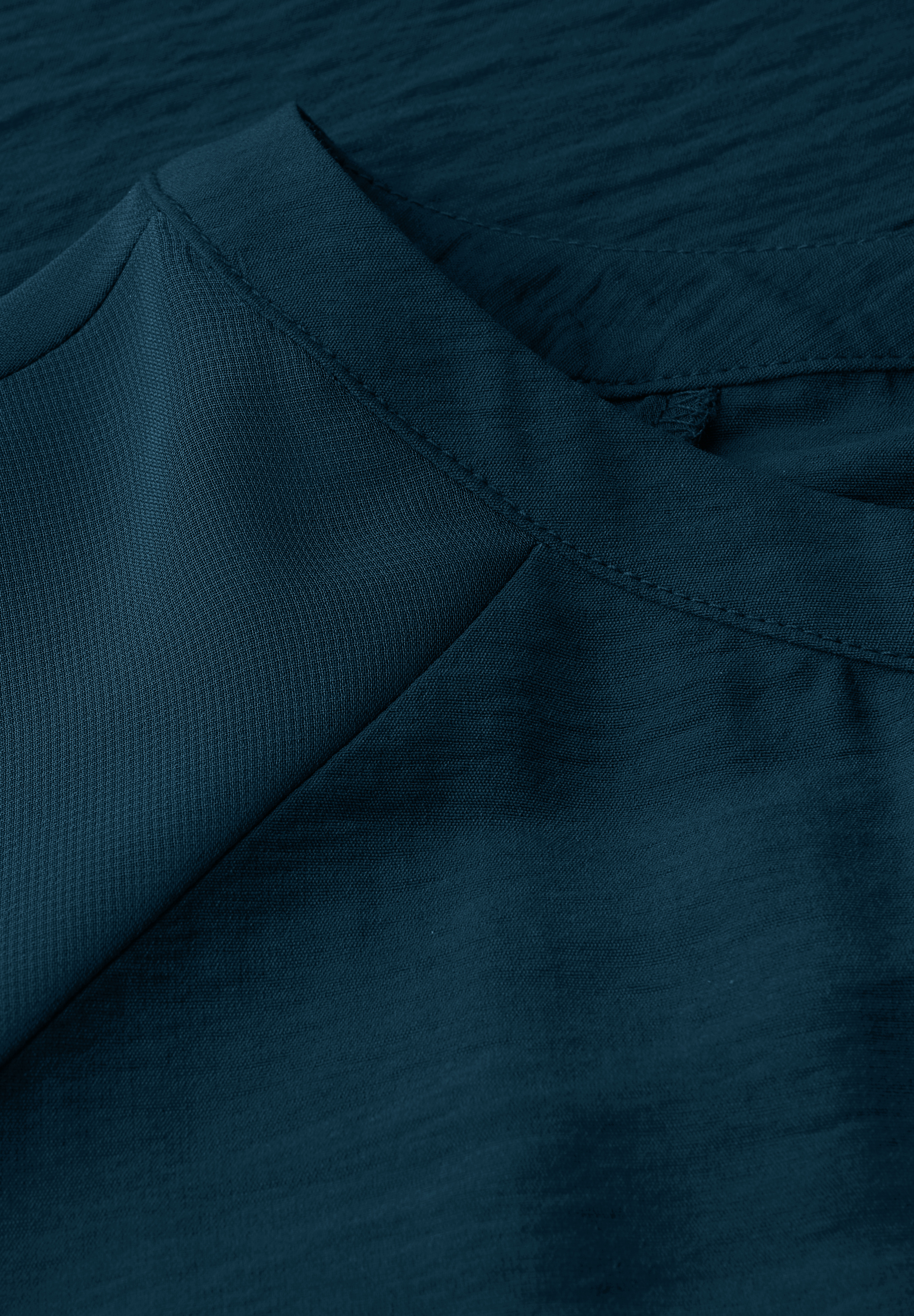 Kleid mit Mesh-Details