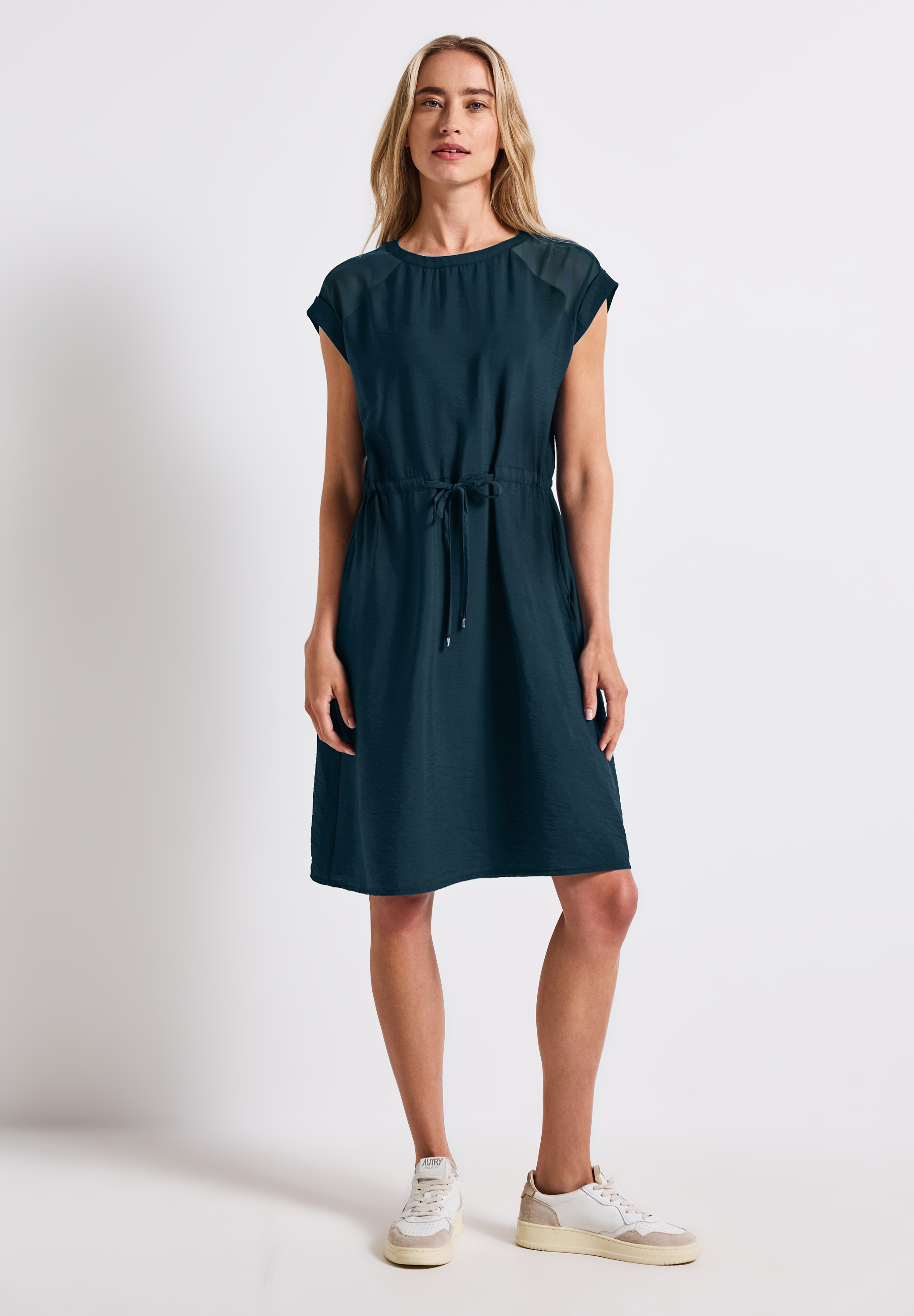 Kleid mit Mesh-Details