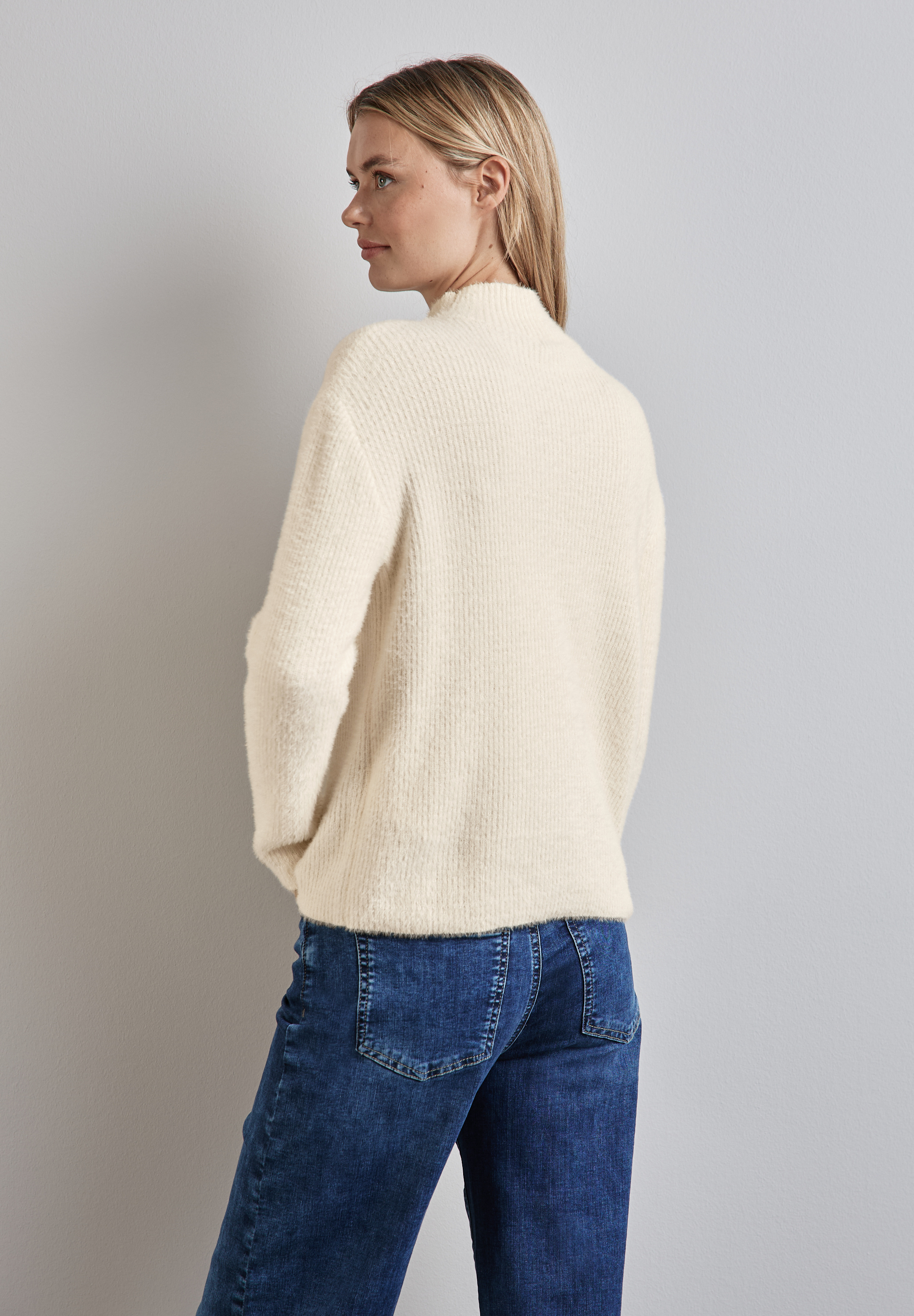 Pullover mit Cut-Out
