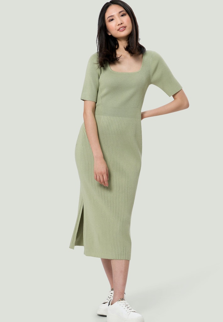 Strickkleid mit Carrè Ausschnitt