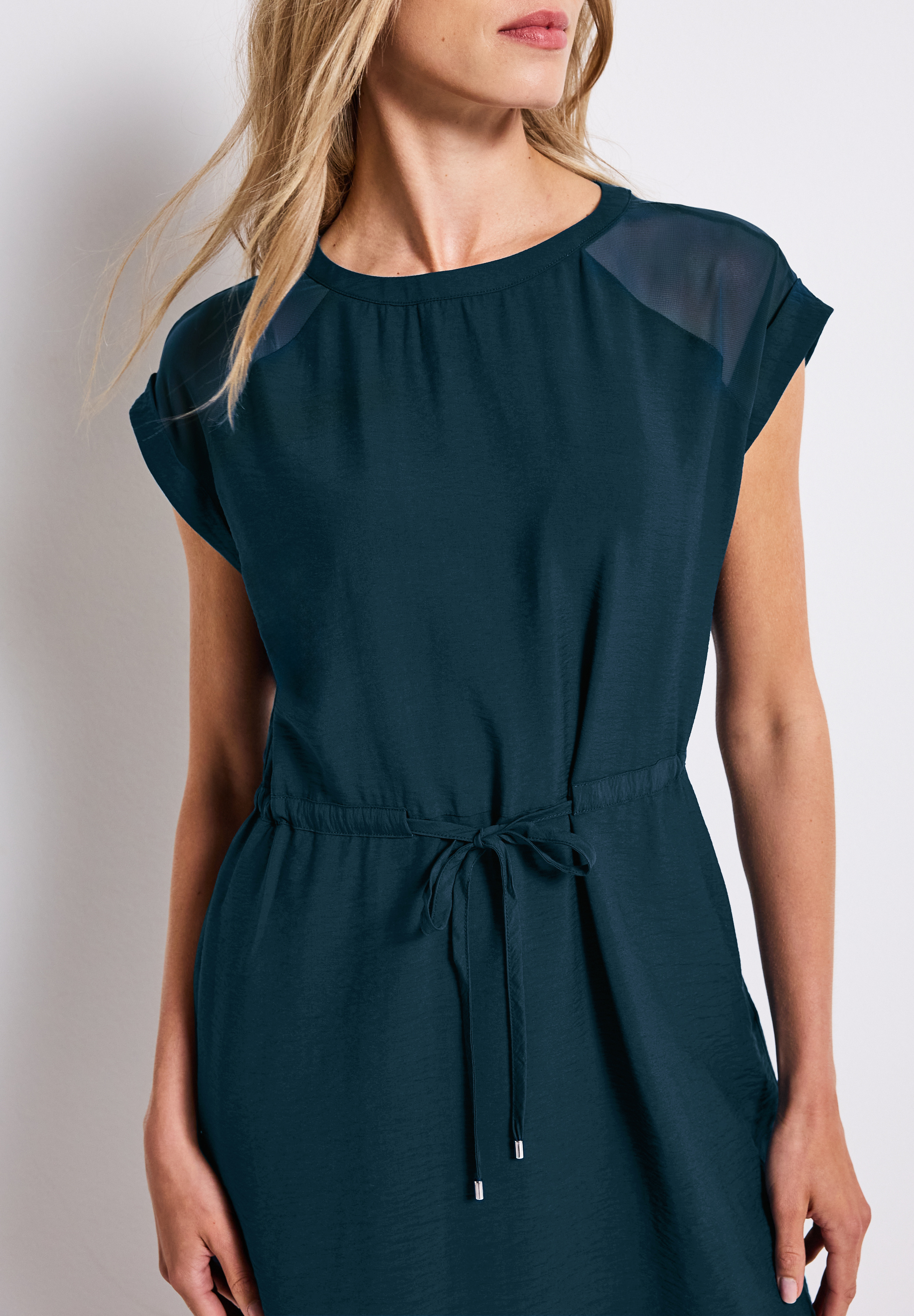 Kleid mit Mesh-Details