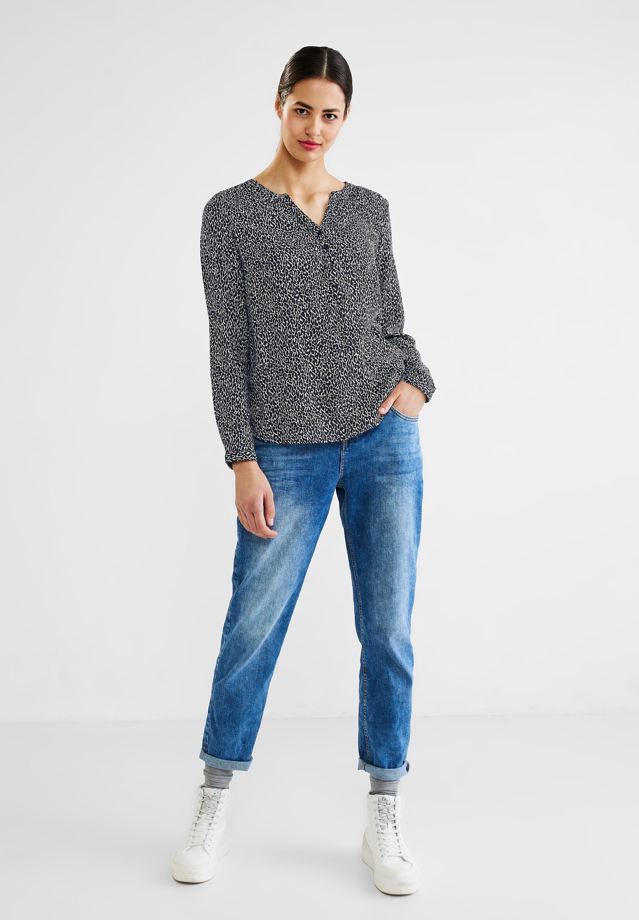Bluse mit kurzer Knopfleiste
