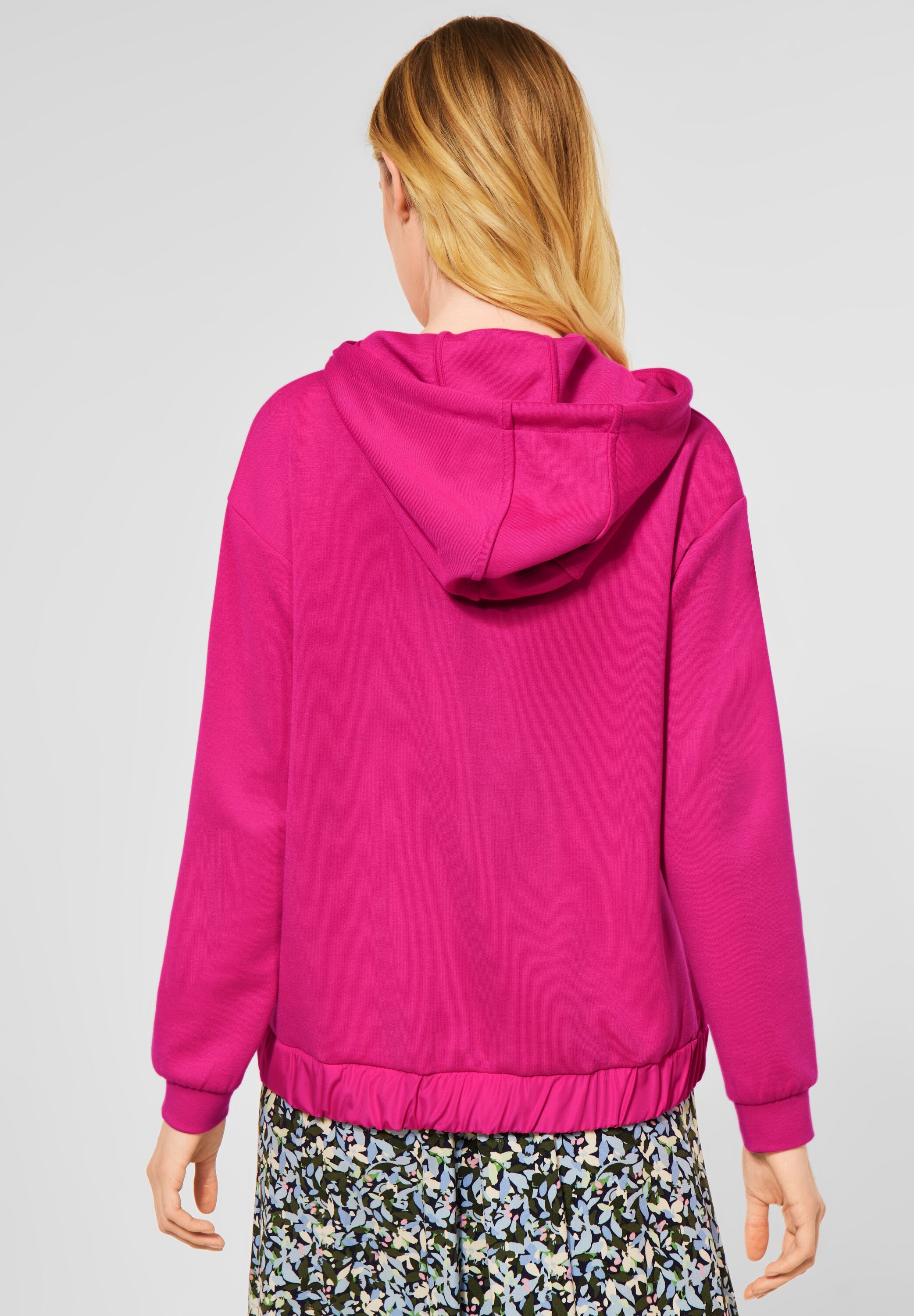 Sweatshirt im Hoodie Style